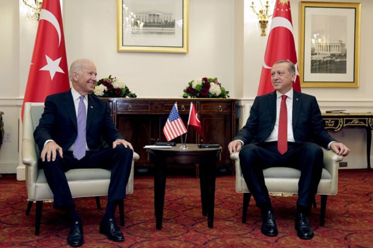 Cek Fakta: Erdogan cium tangan Joe Biden?