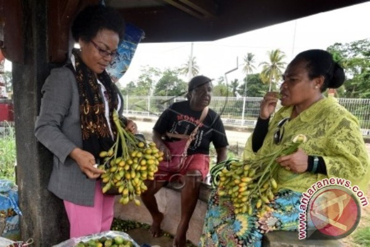 Penjual pinang Biak Numfor dapat bantuan modal Rp1 juta per orang 