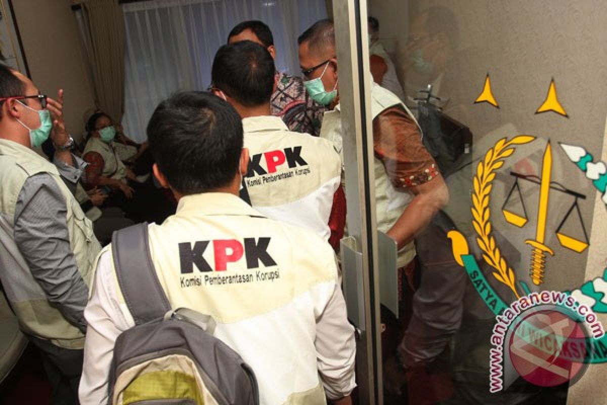 Petugas KPK segel ruangan panitera PN Jakarta Pusat