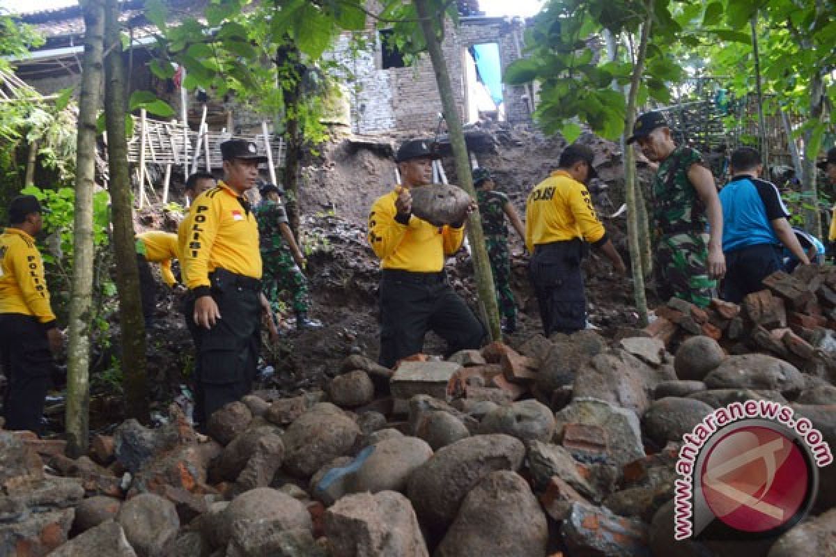 Madiun minta warga Kepel waspadai tanah retak