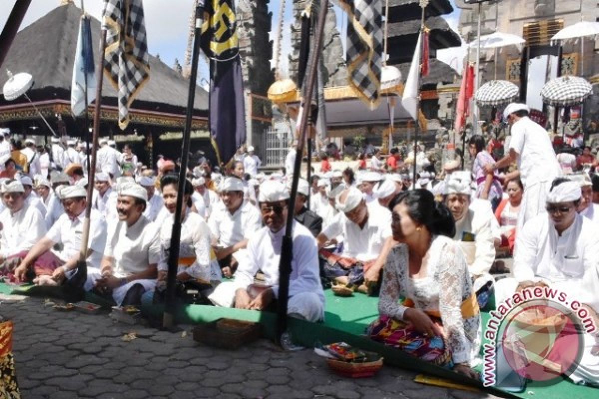 Pemkab Karangasem Ngaturang Bhakti Penganyar di Pura Ulun Danu Batur