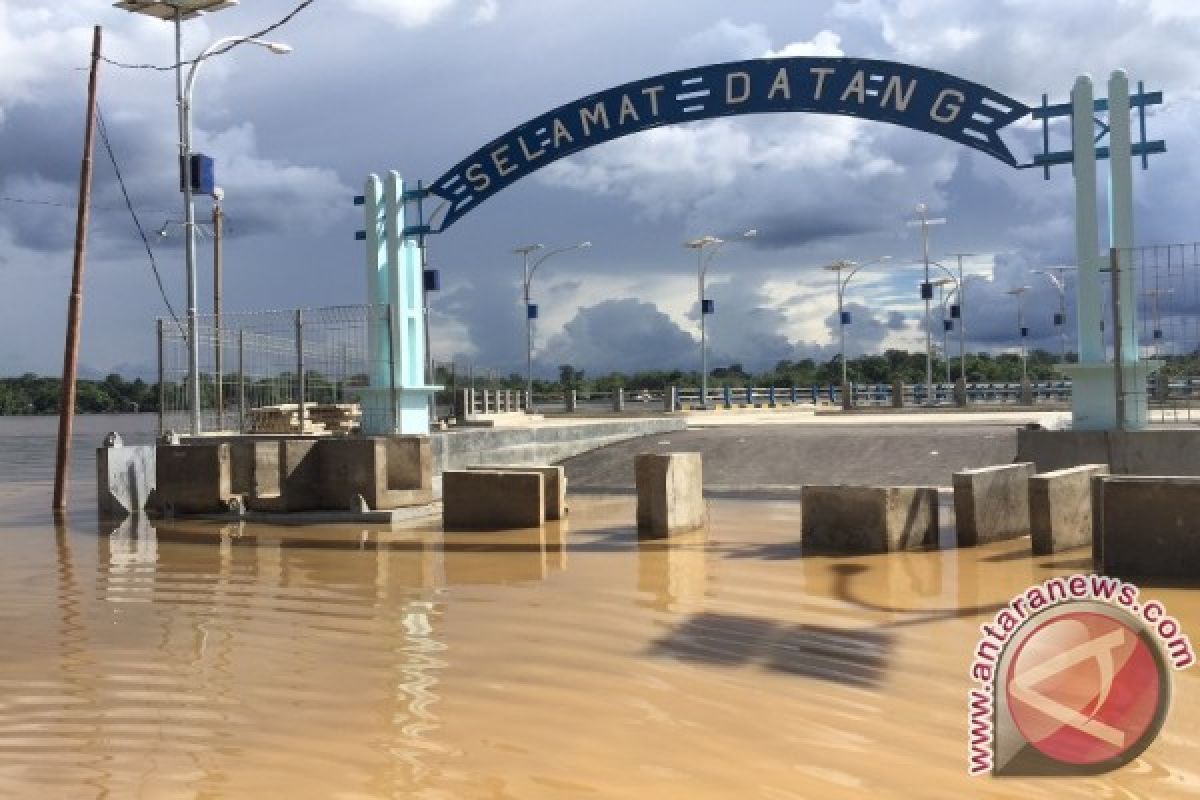 Banjir Ancam Operasional Ponton di Sungai Ayak