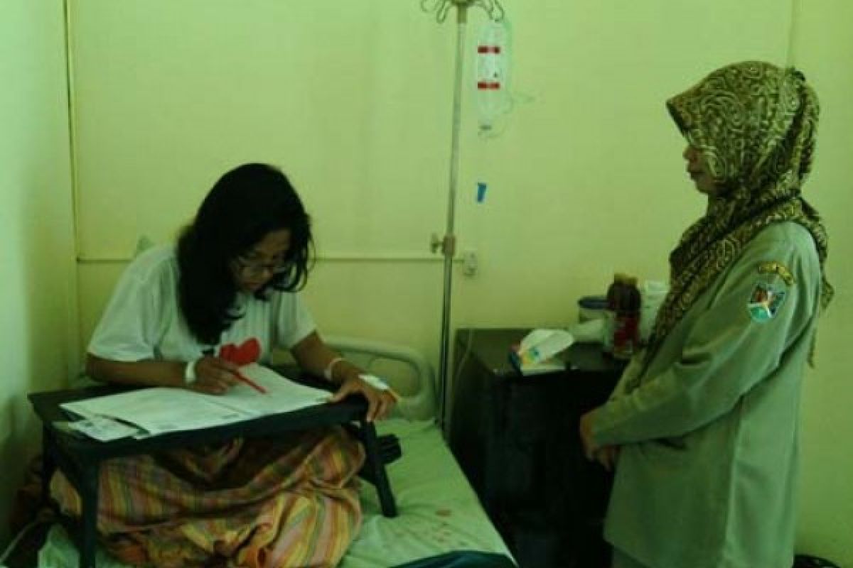 Seorang Siswi Kerjakan UN di RS Tentara