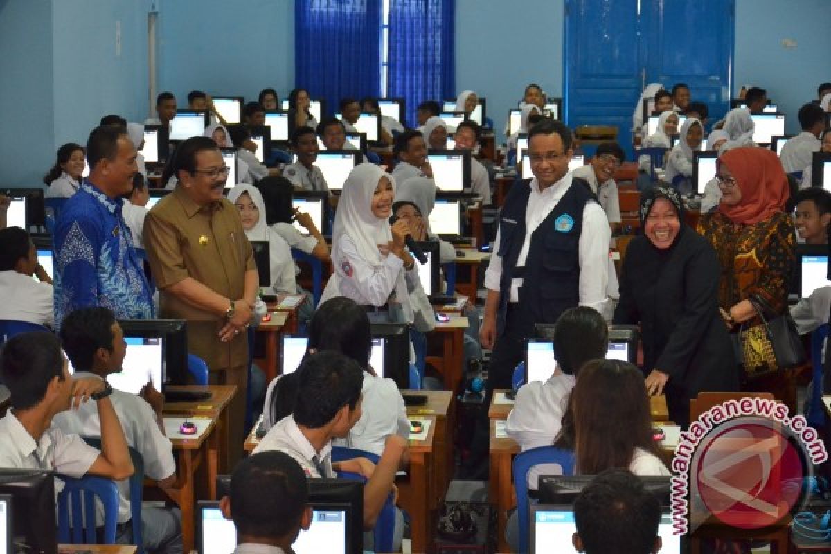 Mendikbud Tinjau UNBK Hari Pertama di Surabaya