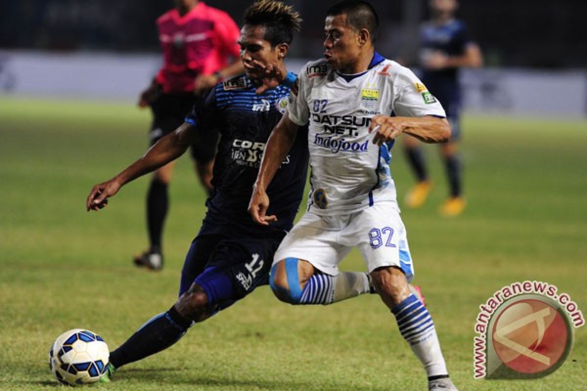 Persib sementara ungguli PSM 2-1