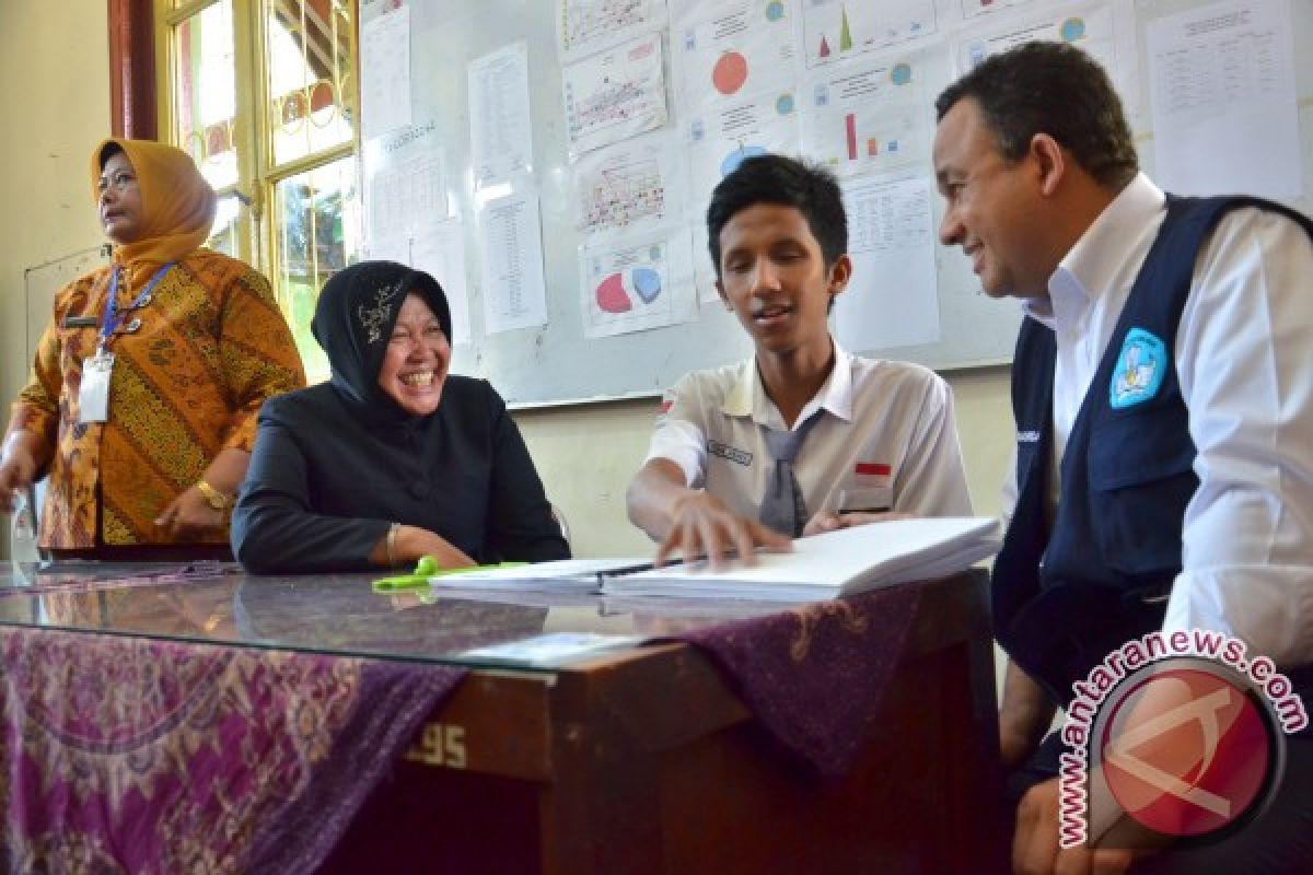 Mendikbud Kunjungi Peserta UN Inklusi di Surabaya