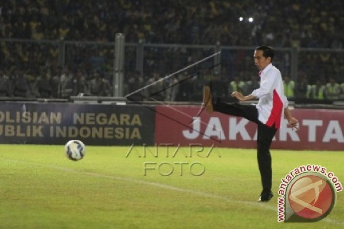 Presiden Jokowi Tendang Bola Final Piala Bhayangkara