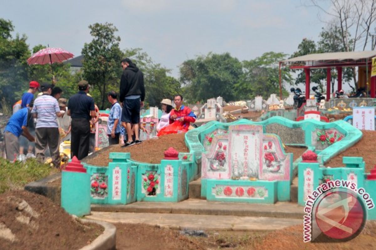 Rayakan Cheng Beng, warga Tionghoa padati Pekuburan Talang Kerikil