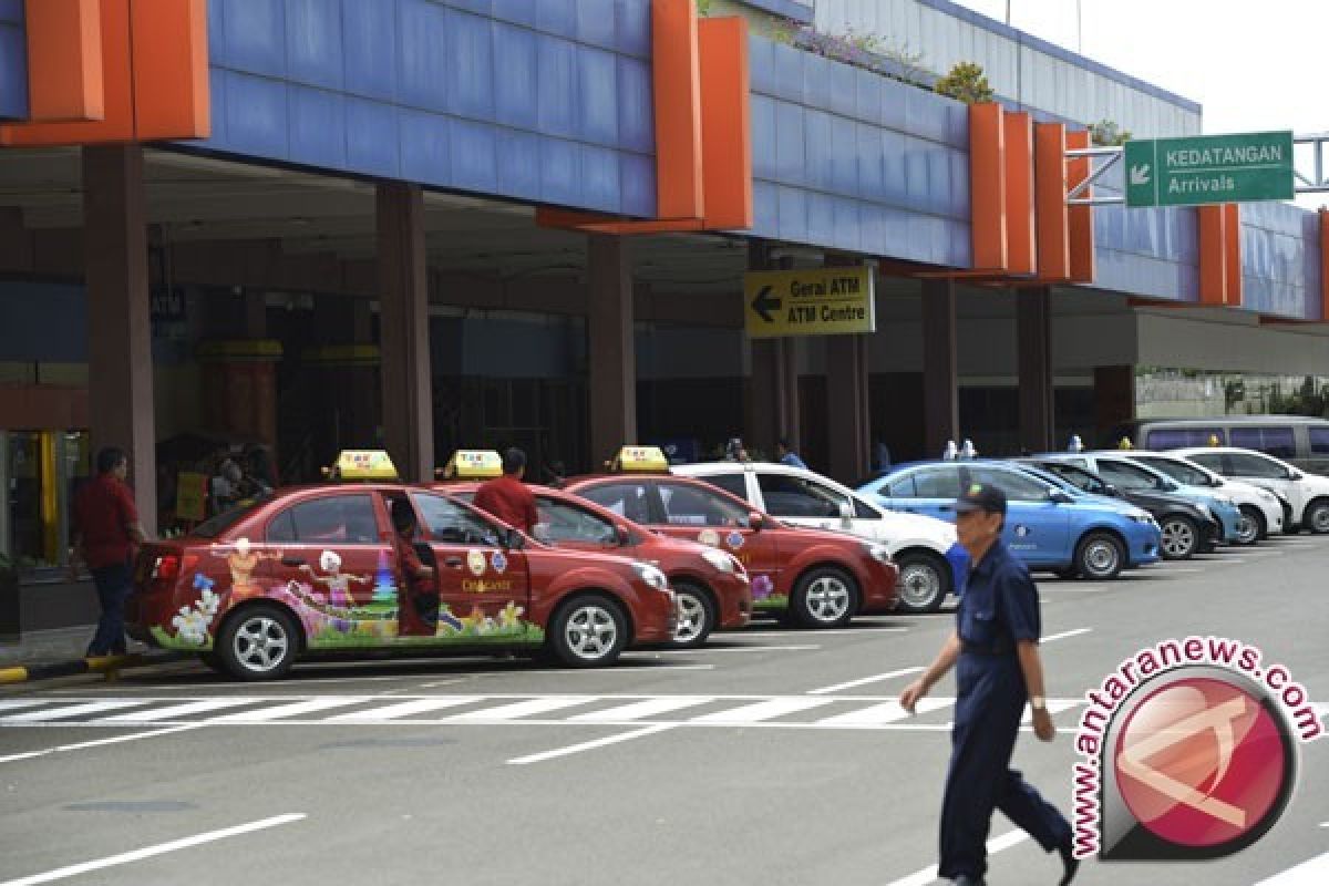 Warga Keluhkan Taksi Resmi Tidak Masuk Bandara