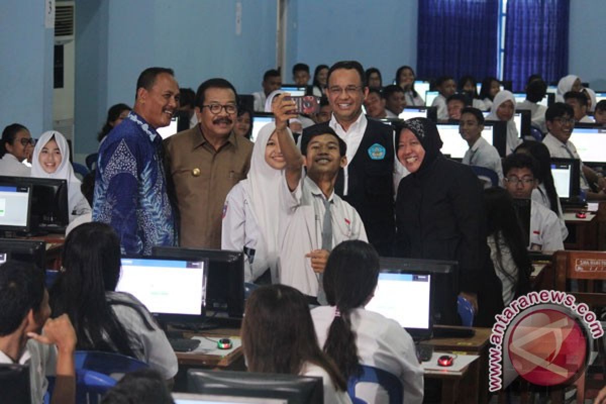 Mendikbud tinjau UNBK hari pertama di Surabaya