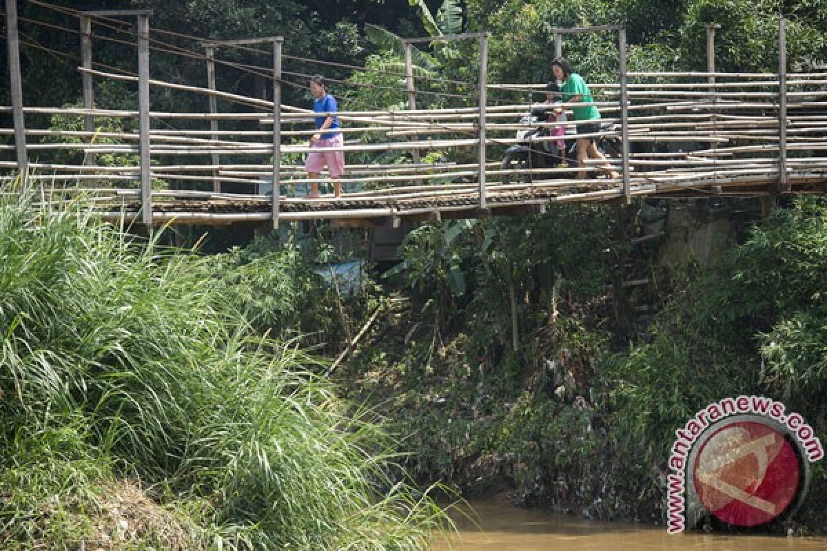 Damaged suspension bridge kills two, injures 35