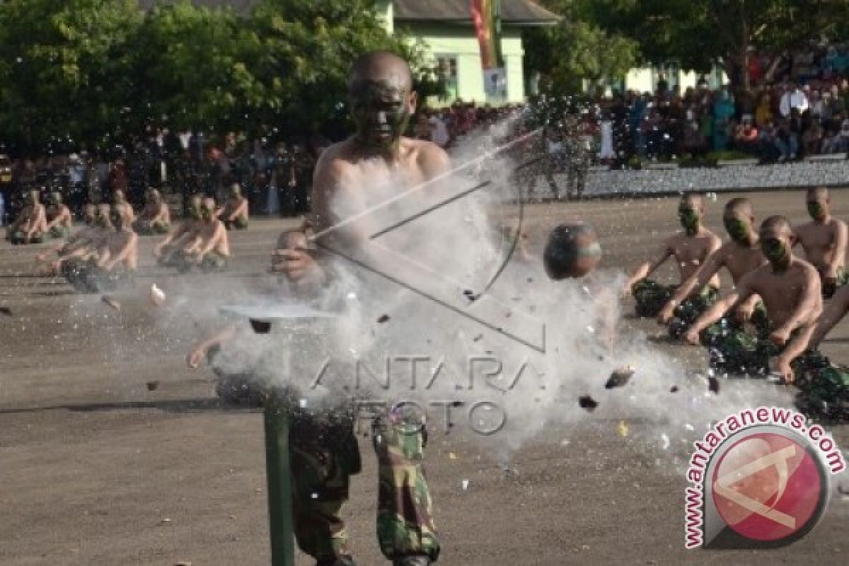 Usai dilantik prajurit TNI muda atraksi ketangkasan 
