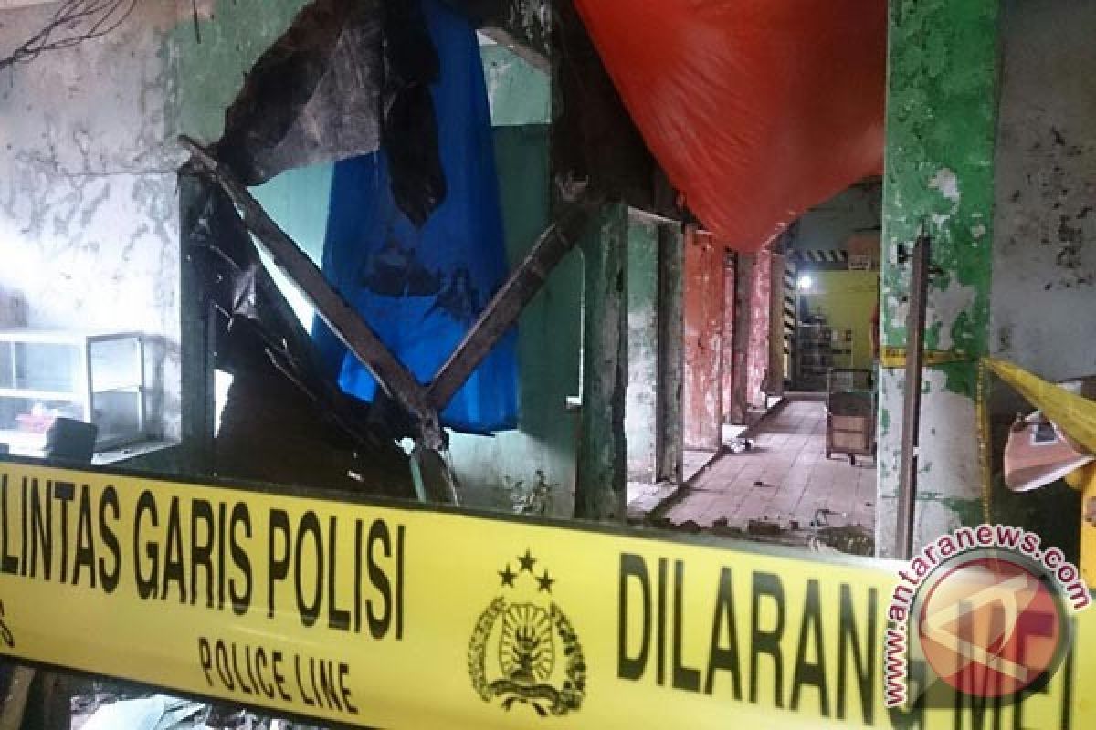 Tiang Penyangga Kios Pasar Sukasari Ambruk