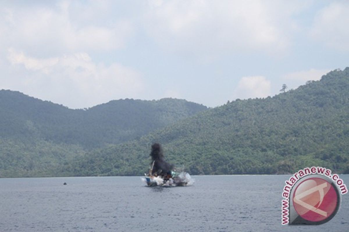 Enam Kapal Ikan Asing Diledakkan Di Perairan Natuna