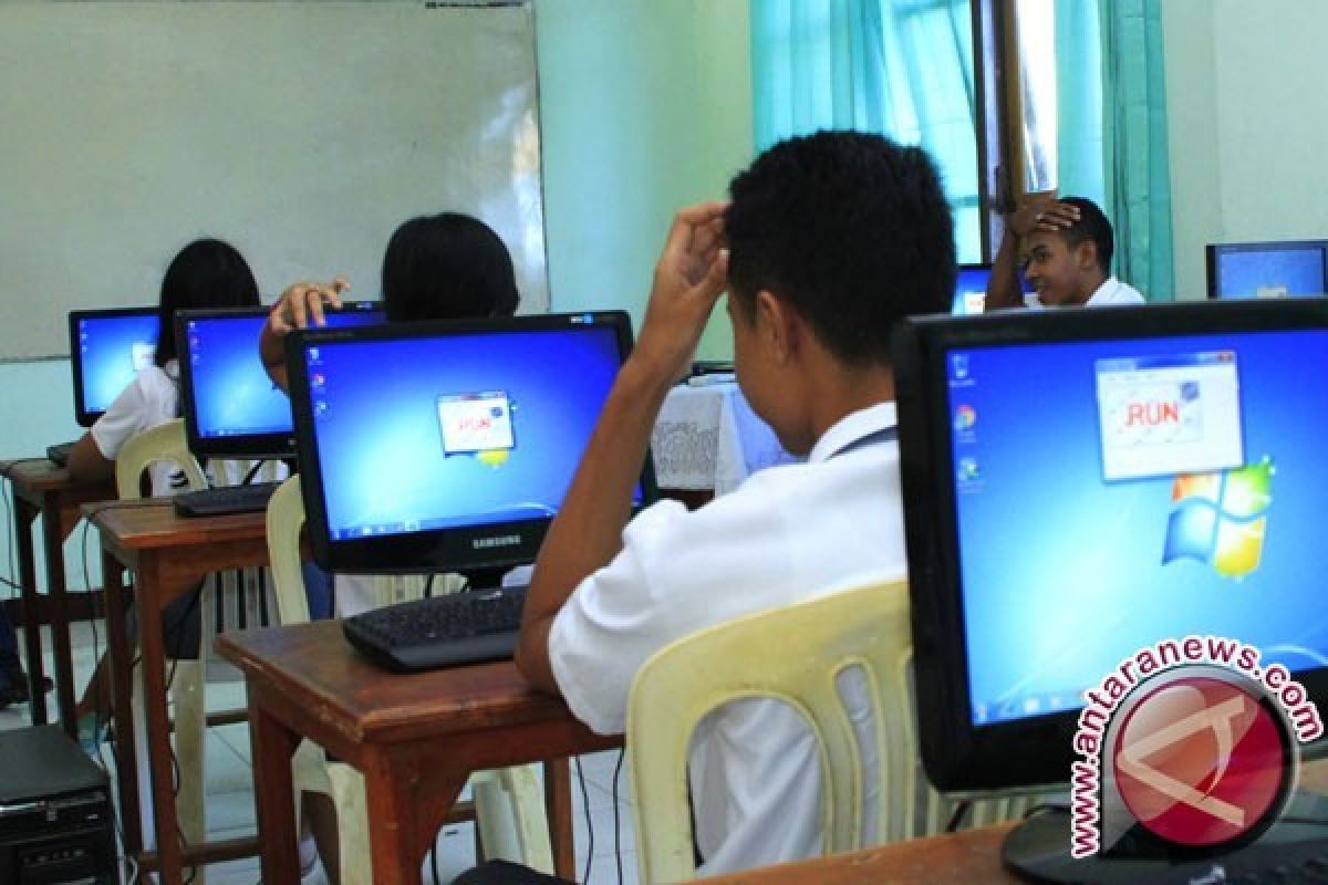 Roring dampingi ODSK buka soal UN SMA/SMK Manado