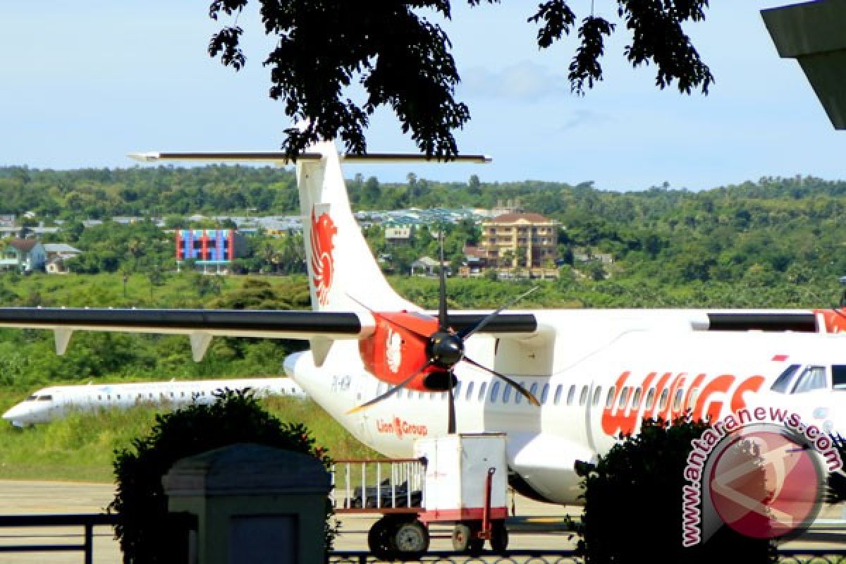 Pesawat Wings Air pecah ban di Bandara Radin Inten