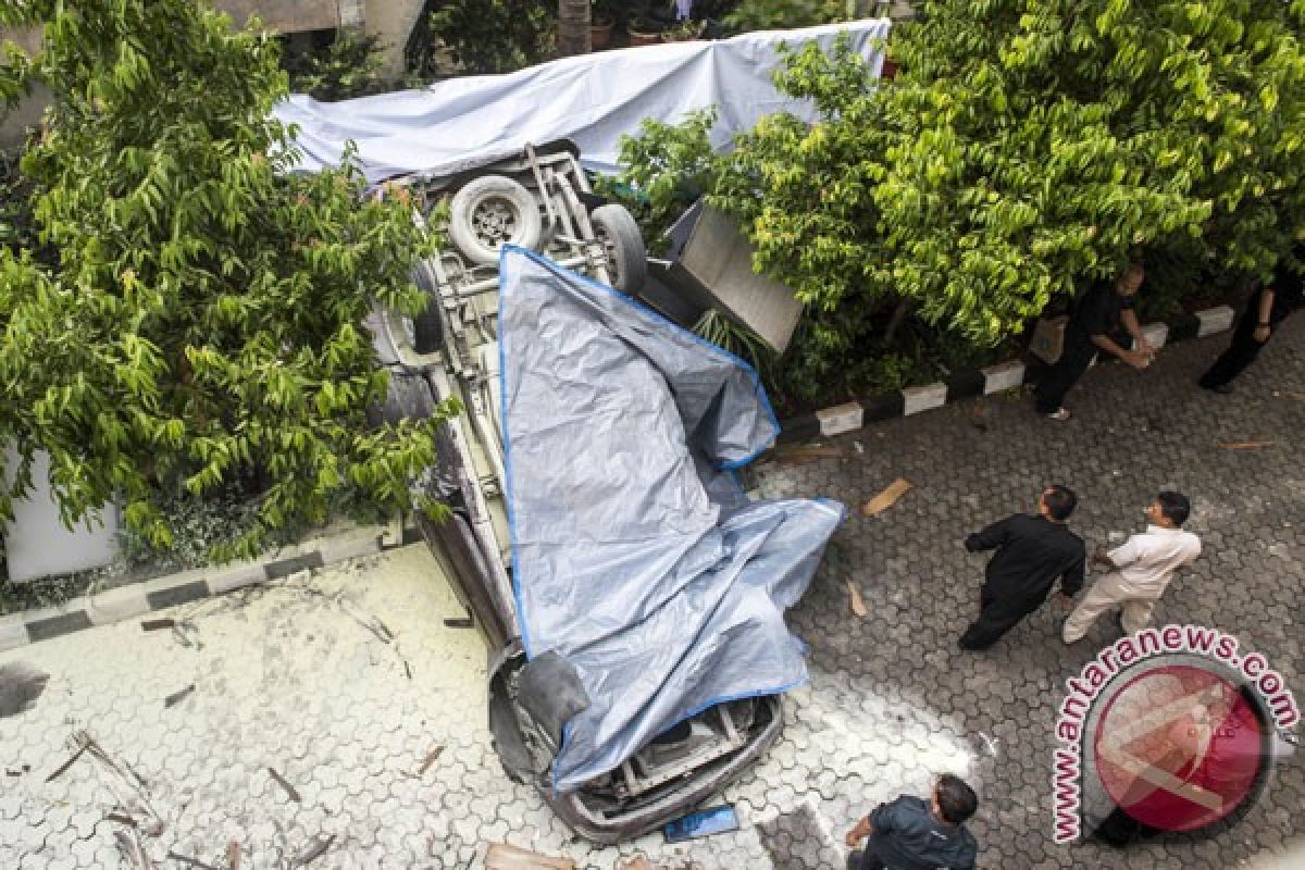 Sebuah mobil terjun bebas dari Gedung Migas, Jakarta Selatan