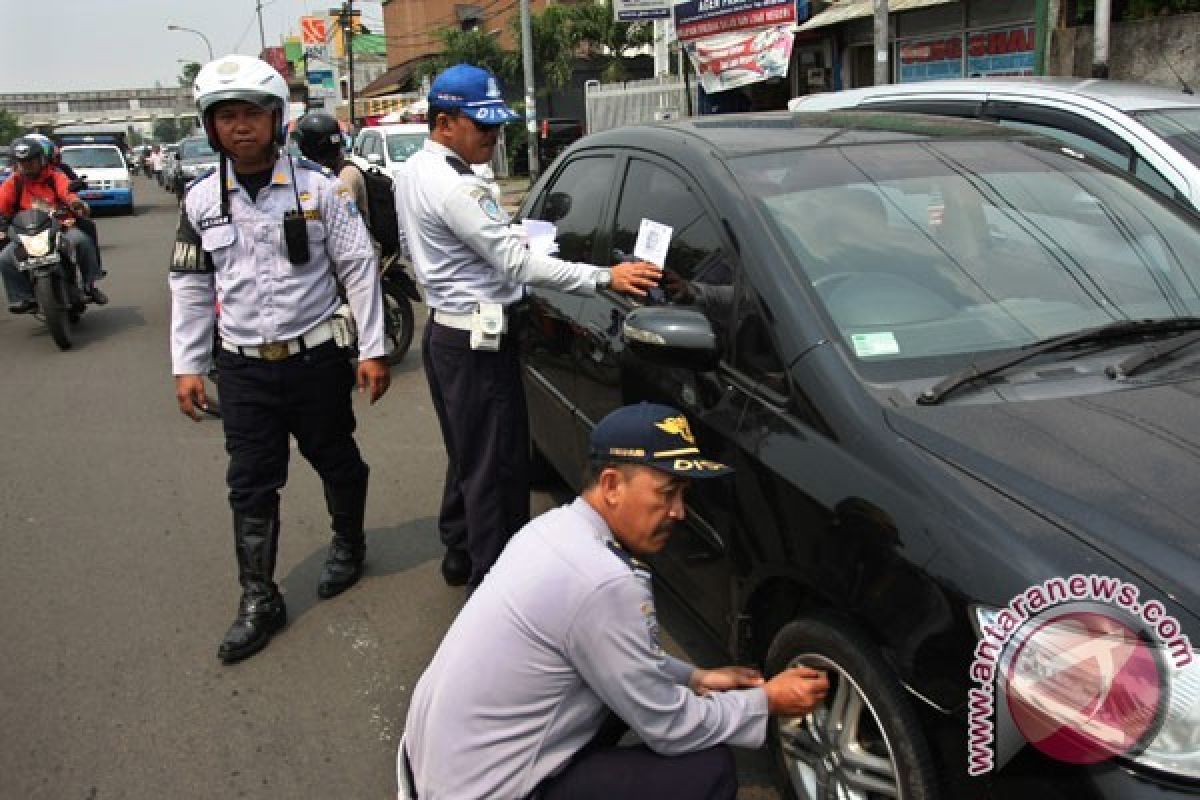 Langgar Parkir, Puluhan Kendaraan Digembosi