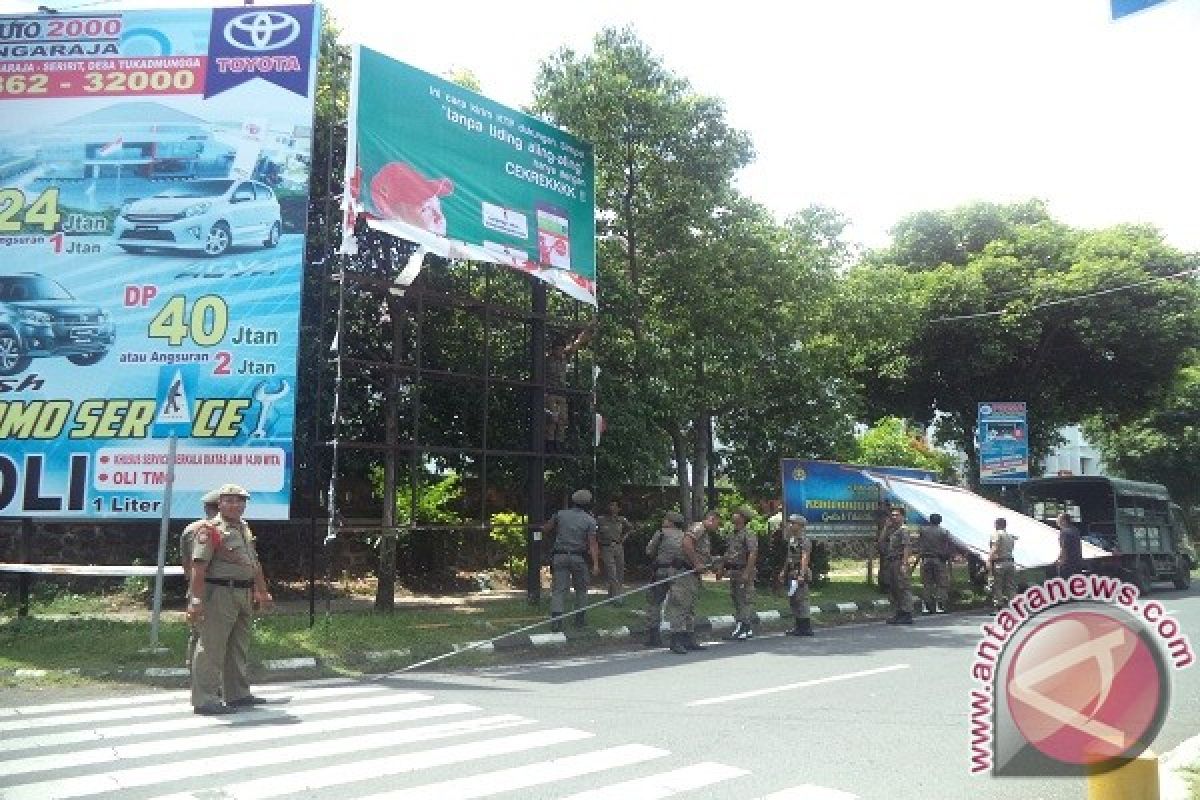 Satpol PP Buleleng Tertibkan Baliho Cabup Diduga Tanpa Izin 