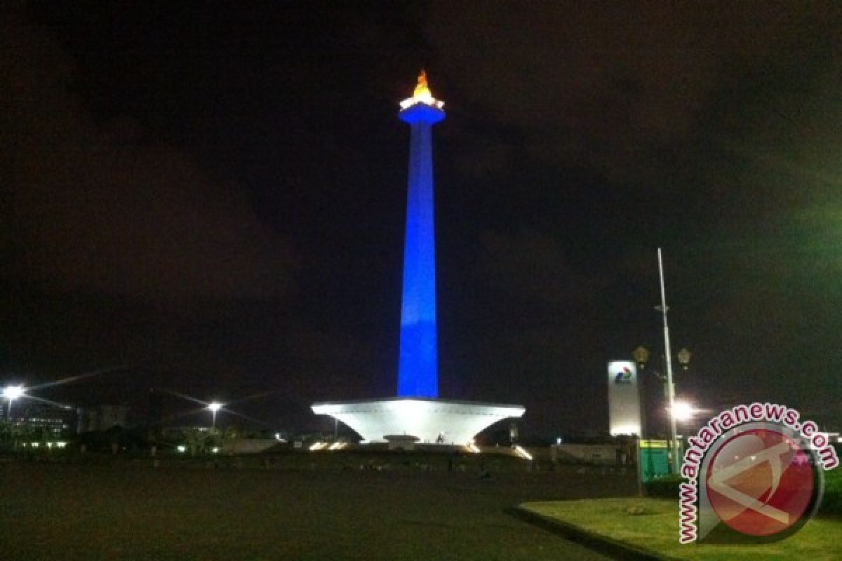 Wisata Malam Monas hari pertama ramai pengunjung