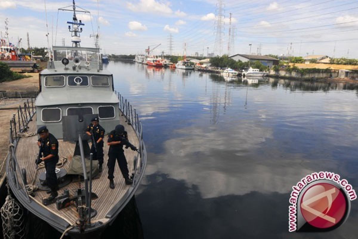 Kapal Patroli Bea Cukai-Polres Tanjungbalai Dilempari Bom Molotov