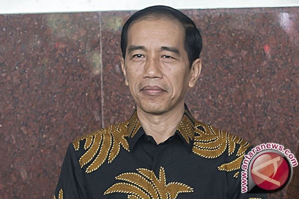 Presiden Jokowi serahkan bantuan sosial di terminal Suasio