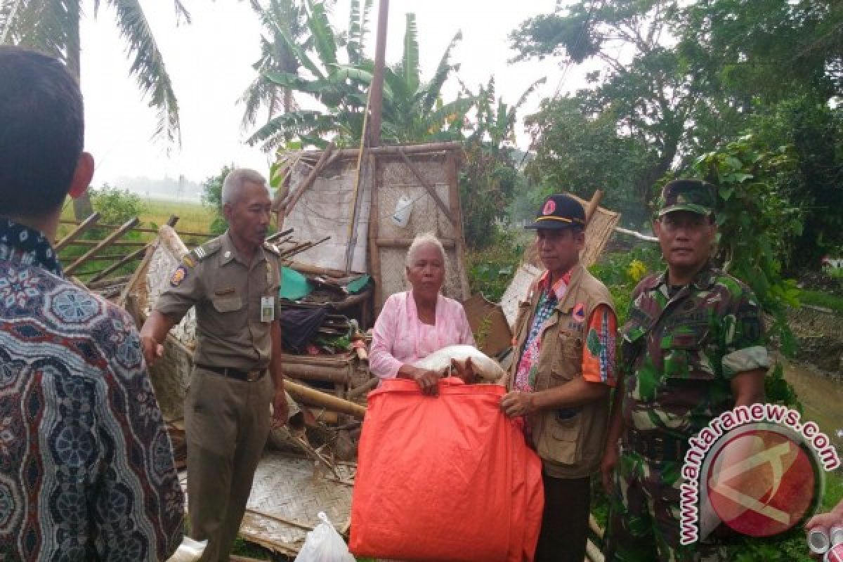 BPBD-Dinsos Jember Salurkan Bantuan kepada Korban Puting Beliung