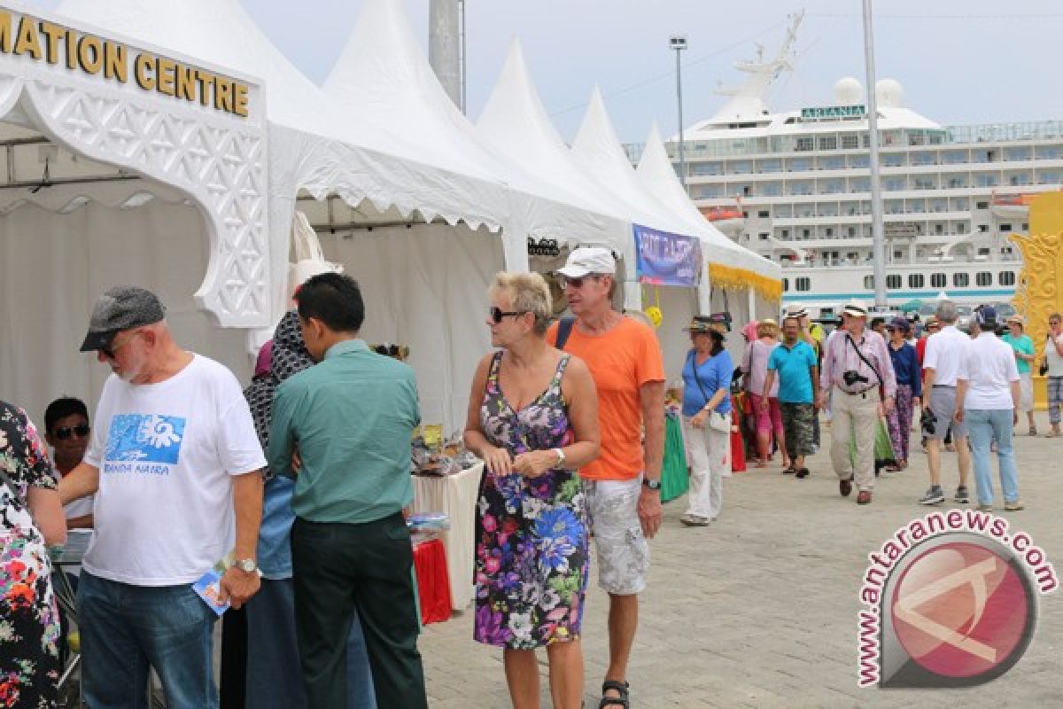 Wisatawan Kapal Pesiar Artania Minati Souvenir Aceh