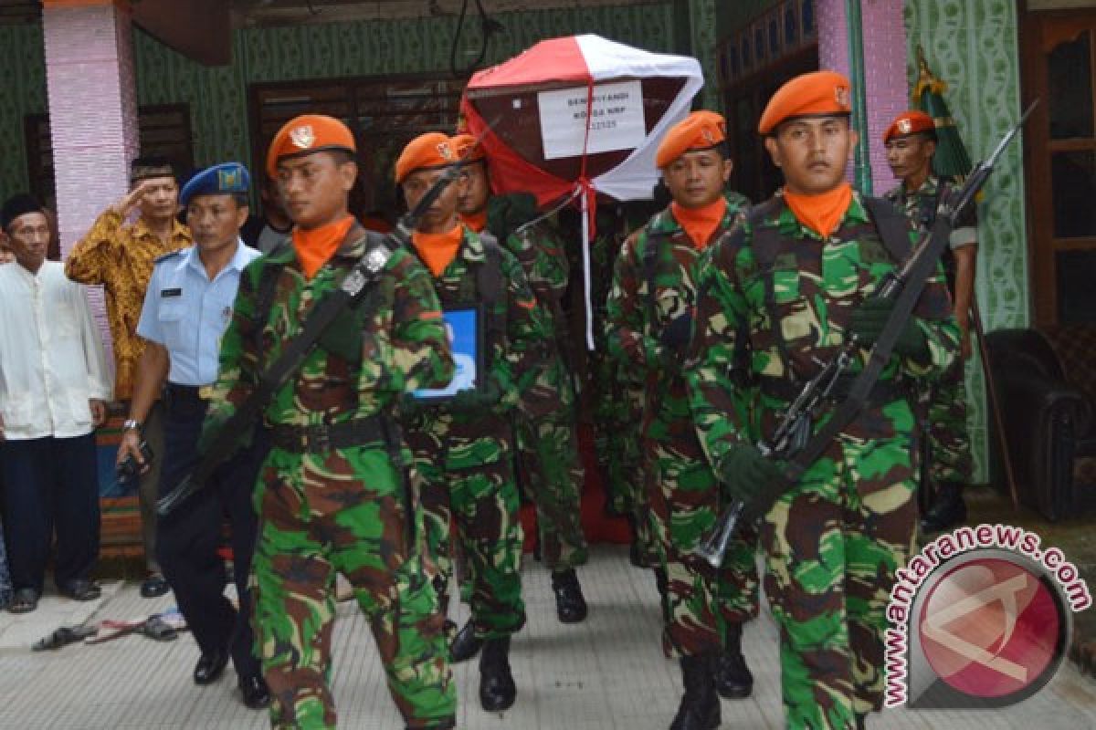 Jenazah Kopda Beni Dimakamkan Secara Militer di Magetan 