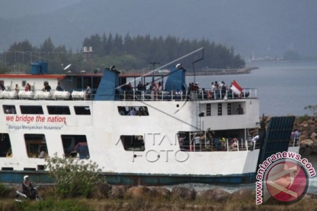 Kapal tidak berlayar 90 mobil tertahan di Sabang