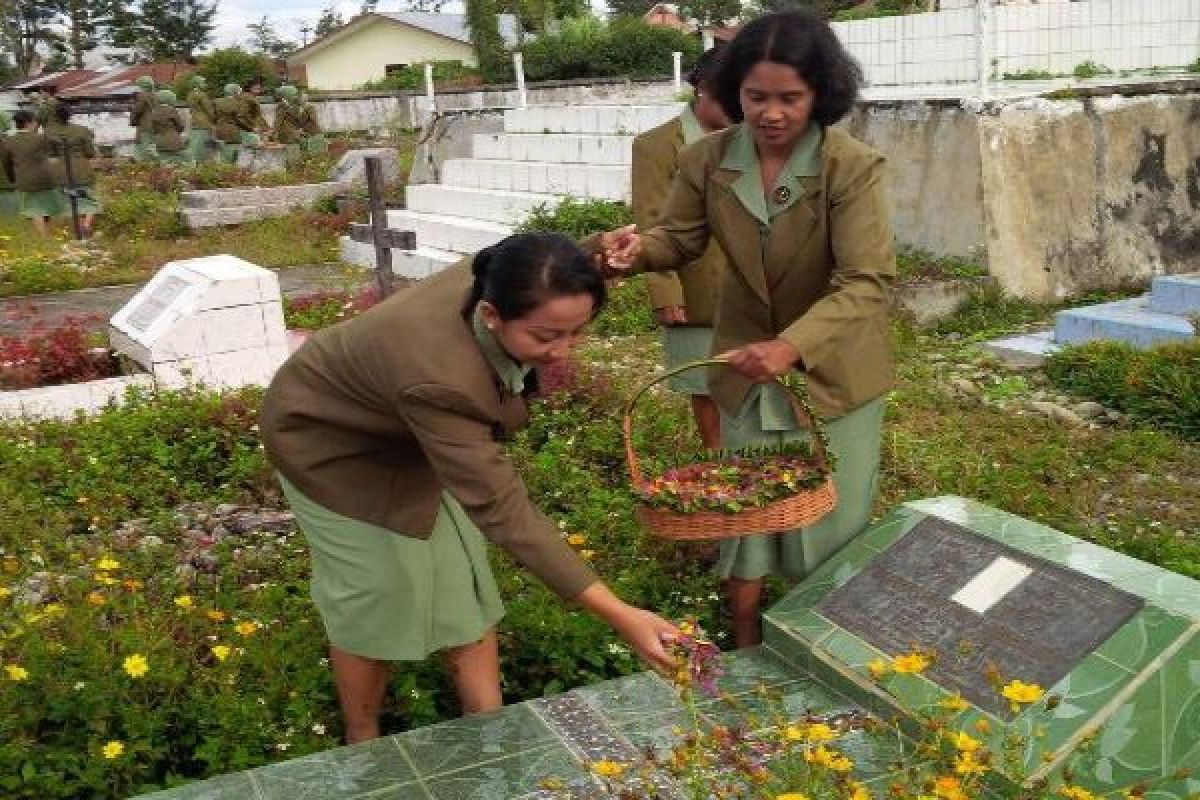 Persit Kodim Jayawijaya ziarah ke Makam Pahlawan