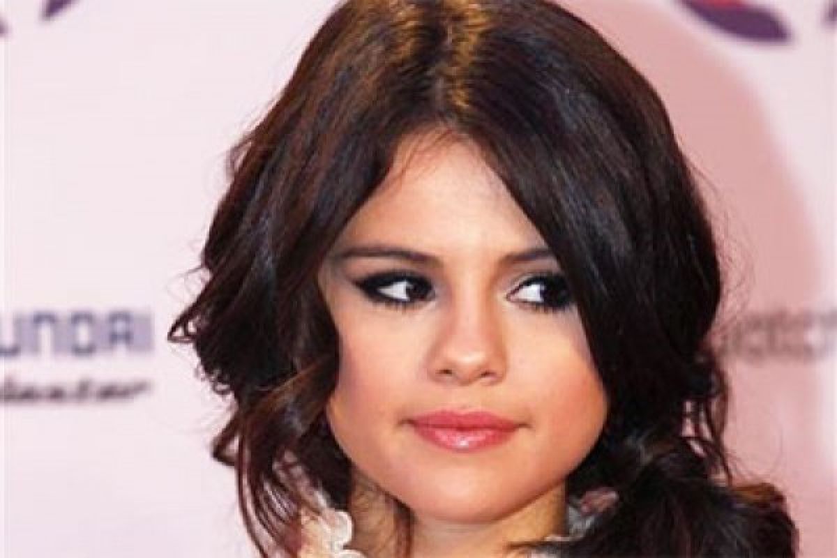 Selena Gomez marah Taylor Swift dilarang nyanyikan lagu lama di AMA