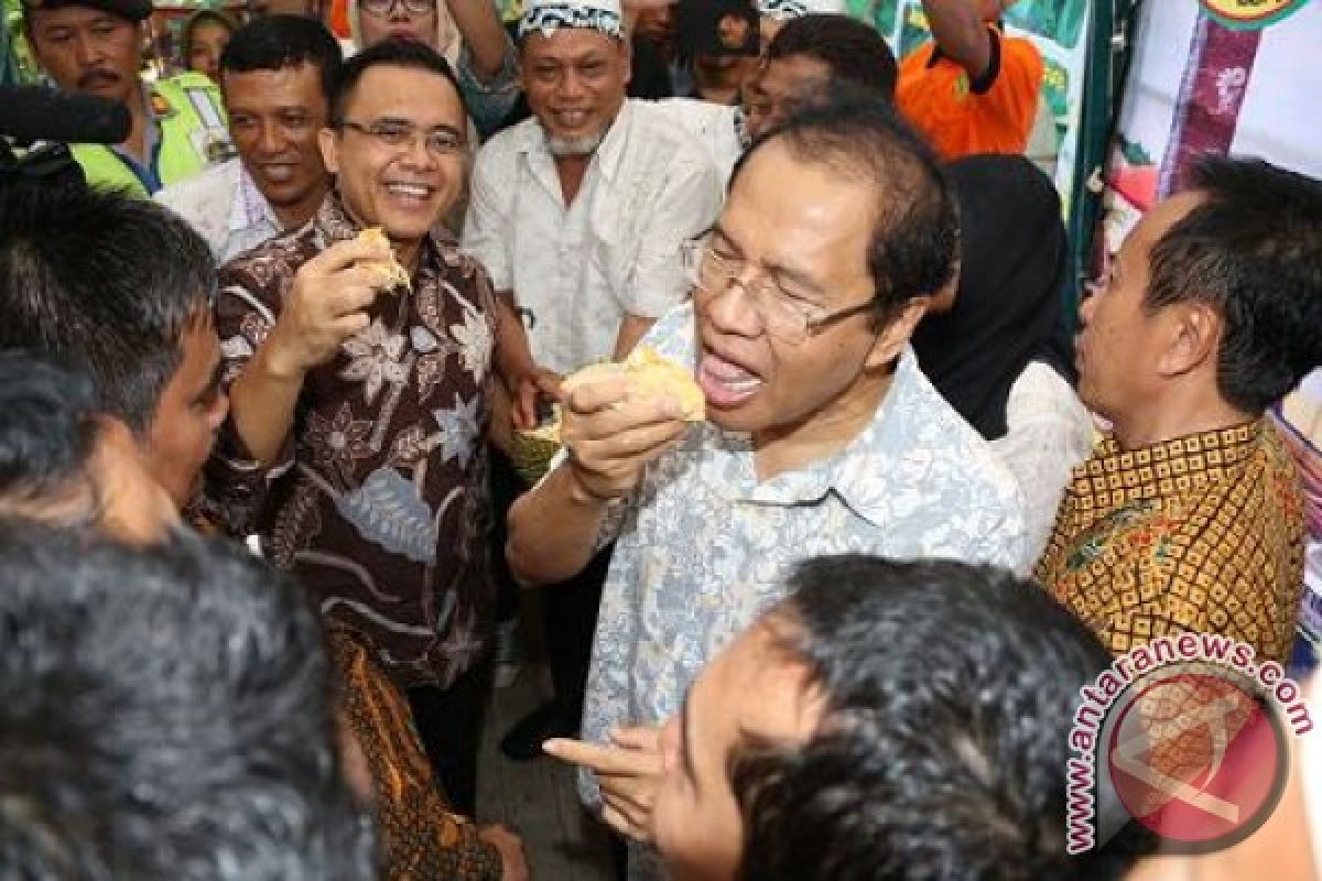 Pengalaman Pertama Rizal Ramli Mencicipi Durian Merah