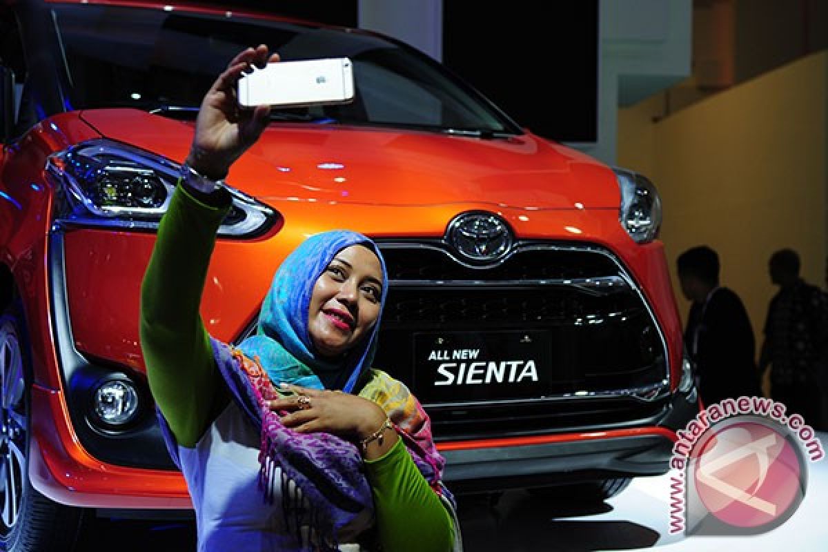 Toyota Sienta bikin pengunjung IIMS penasaran