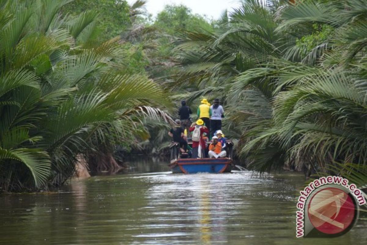 Retirees promote river cruising tour in Banjarmasin