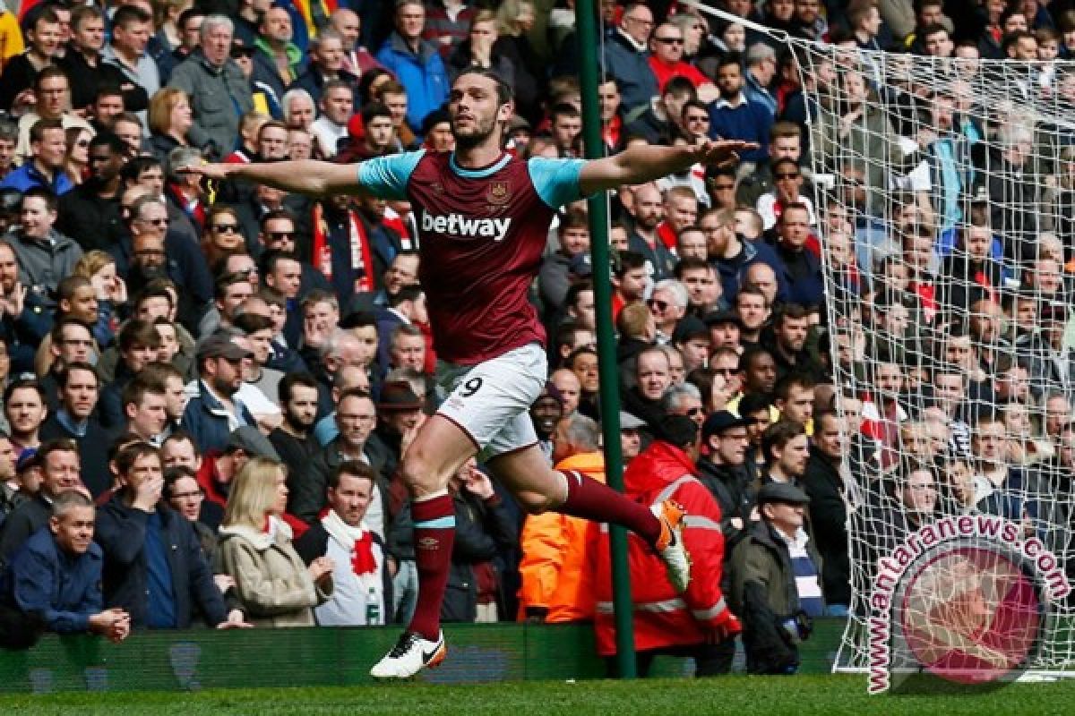 Carroll trigol, West Ham vs Arsenal imbang 3-3