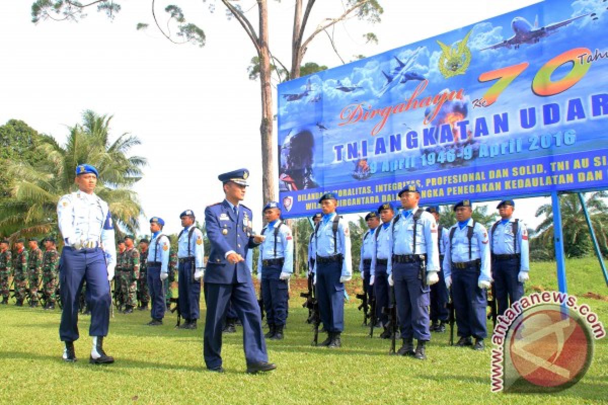 Upacara HUT ke-70 TNI AU di Lanud Singkawang II