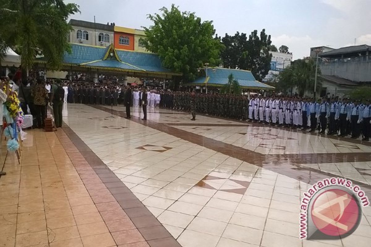 Ribuan Warga Iringi Mobil Jenazah Gubernur Kepri