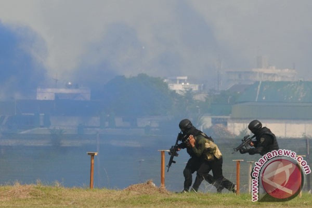 TNI AU simulasi pembebasan Bandara Jember dari teroris