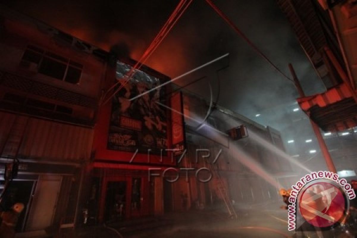 Ruko di Kompleks Pasar Atom Surabaya Terbakar