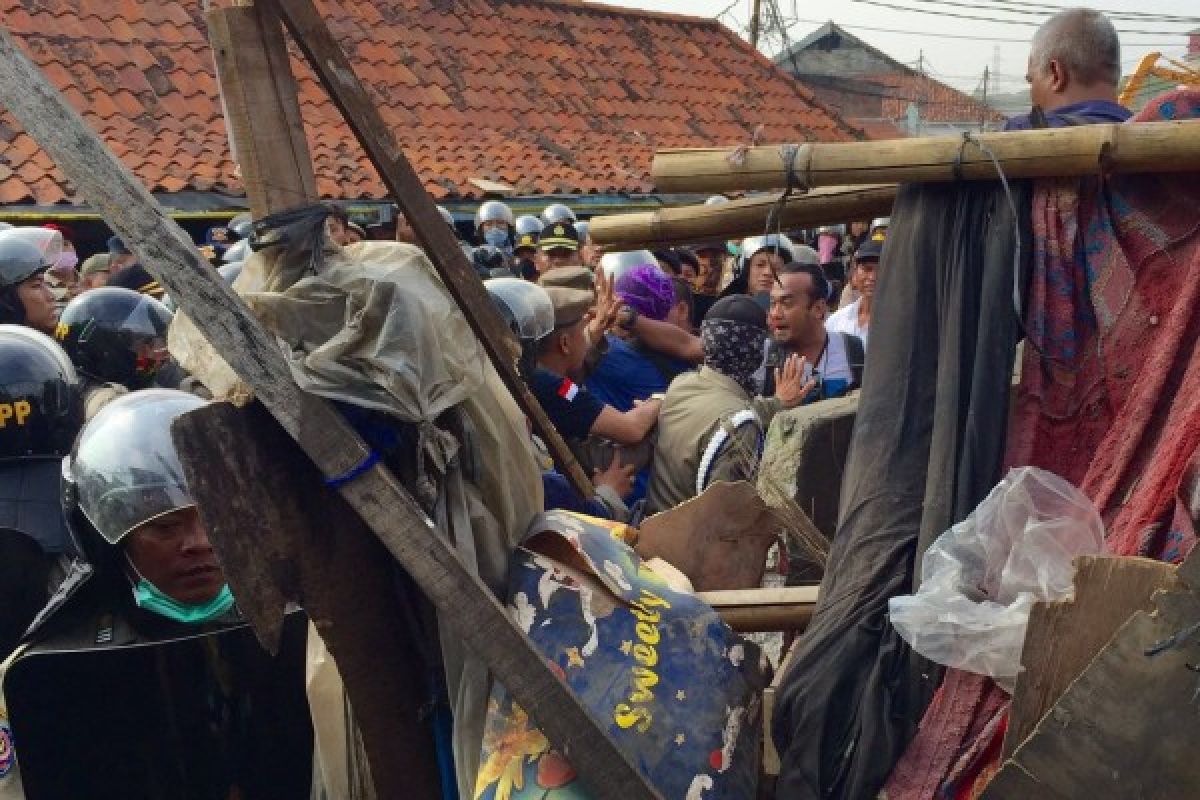 Warga Pasar Ikan yang bertahan diamankan aparat