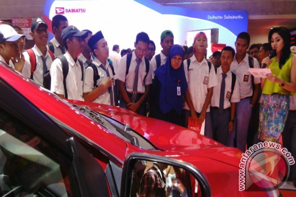 Pelajar SMK  antusias di booth Toyota di IIMS  2016