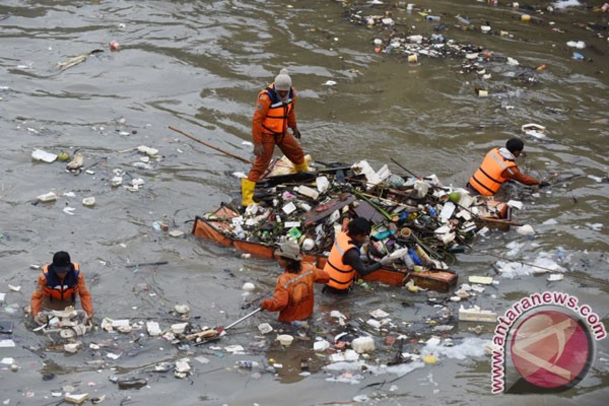 Sulit hilangkan budaya buang sampah sembarangan ke sungai