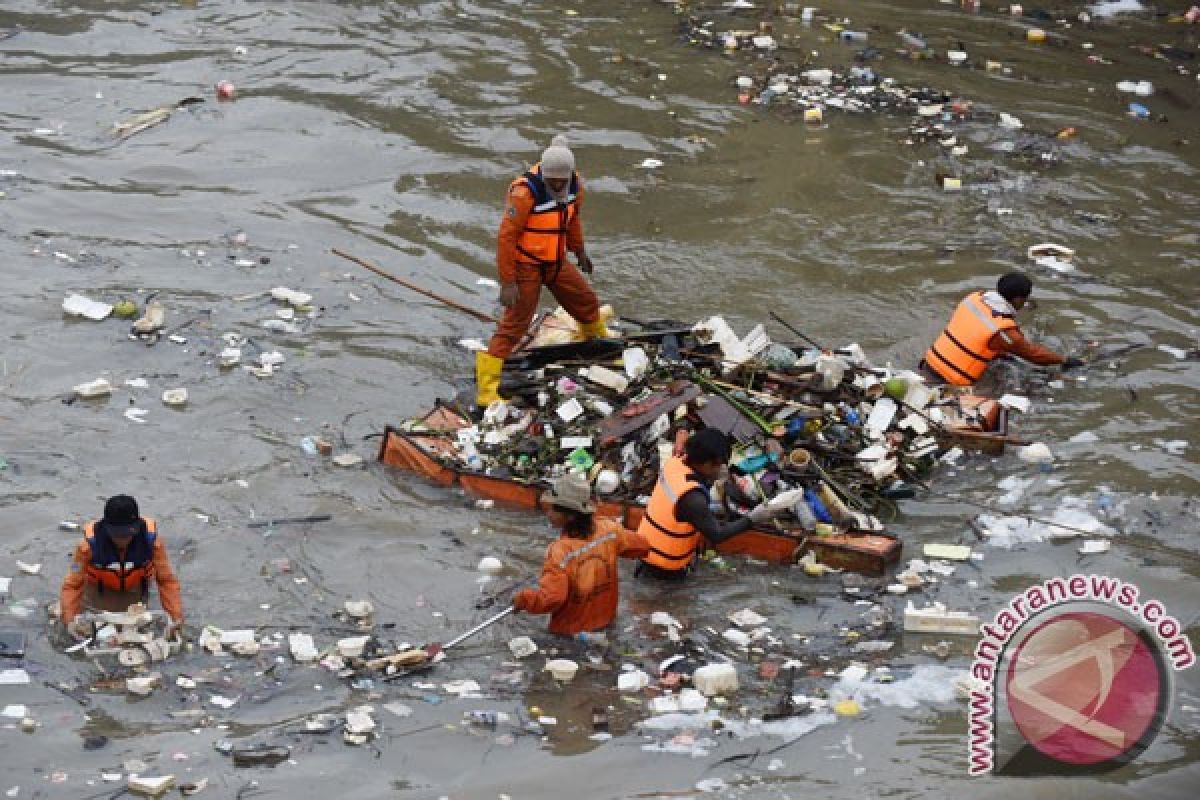 Ahok tinjau Kanal Bajir Timur