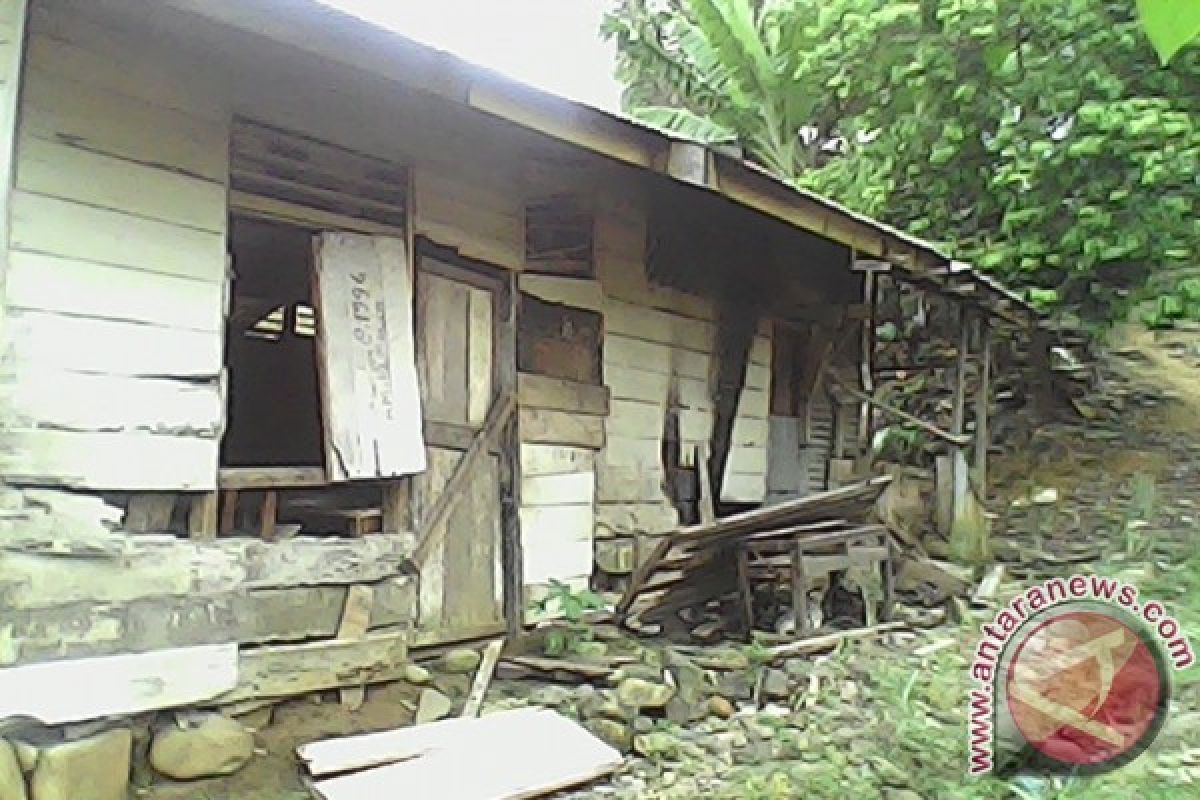 Gedung SD Muara Sibuntuon Memprihatinkan