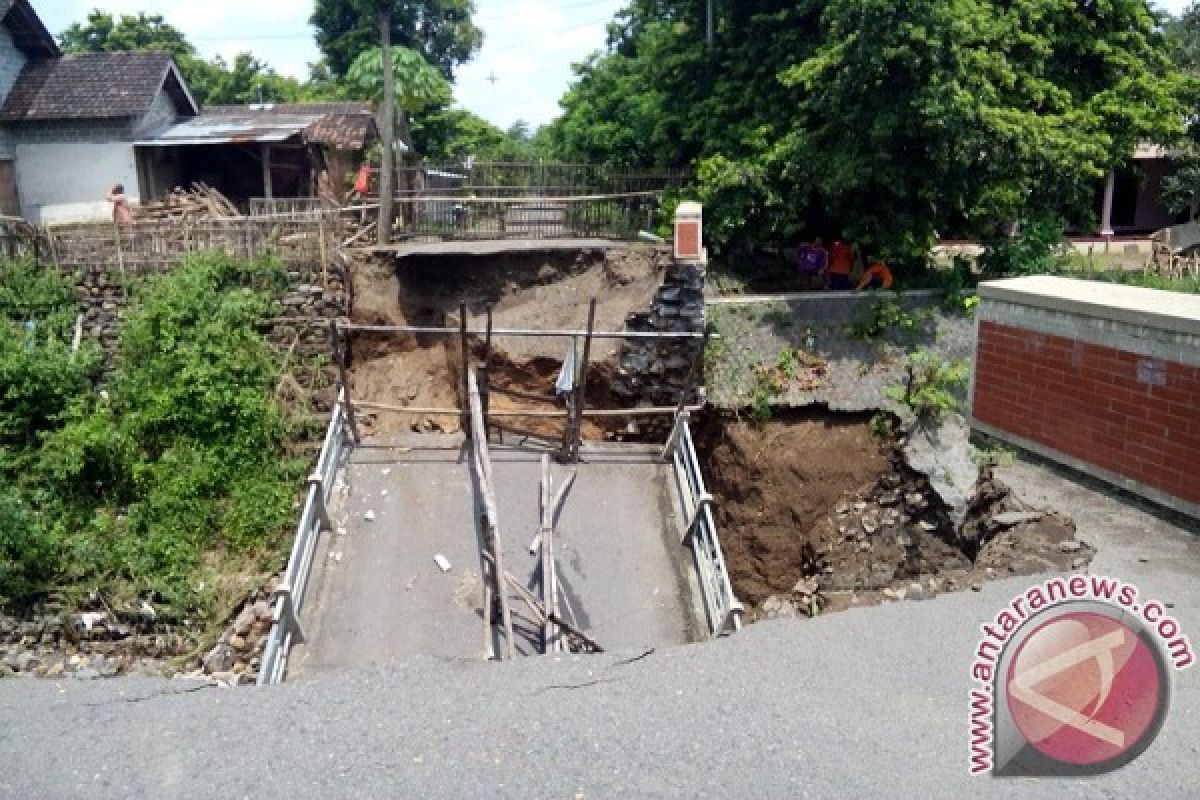Jembatan di Semen Kabupaten Kediri Amblek Akibat Hujan