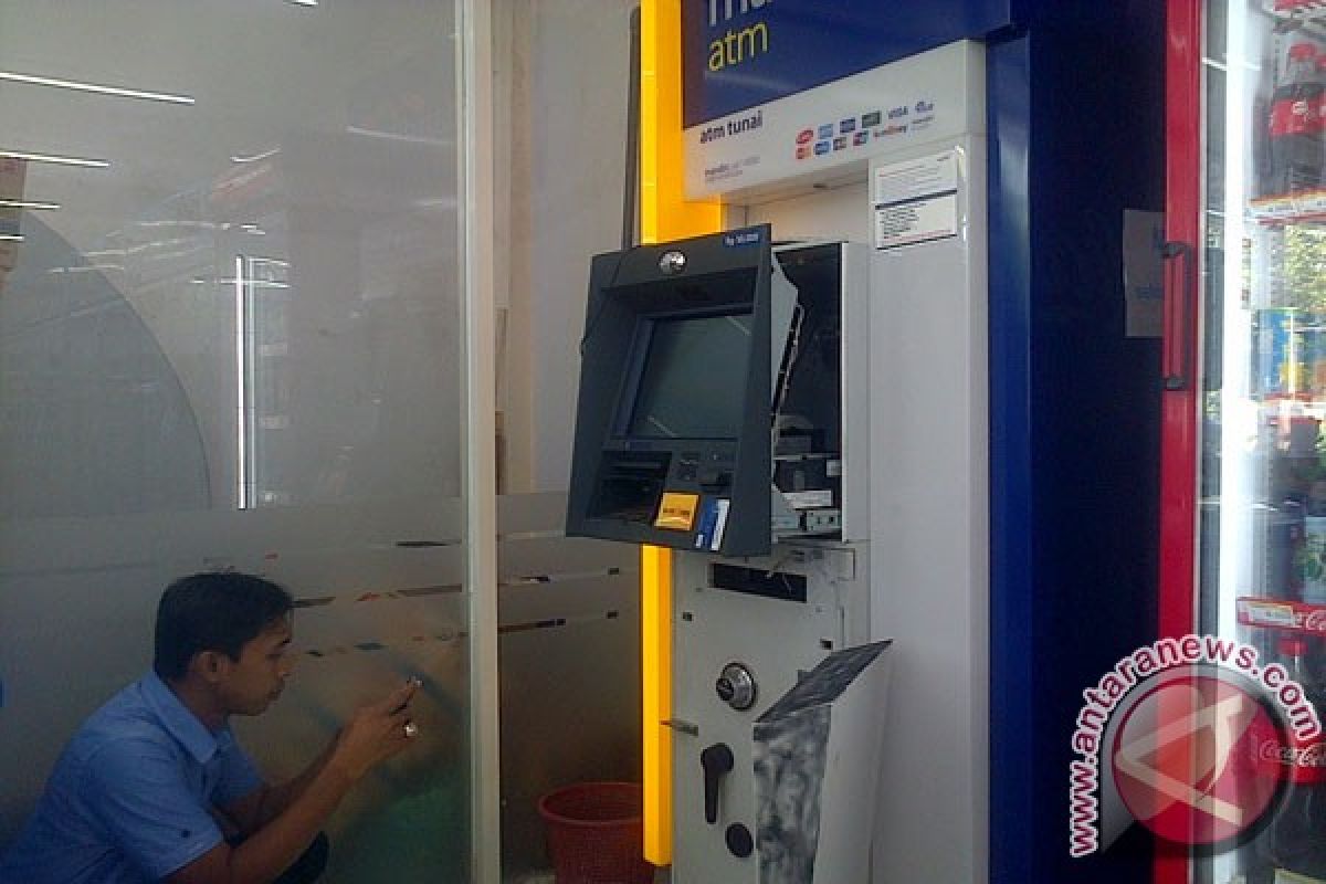 Maling Bertopeng Ninja Bobol ATM di Bangkalan