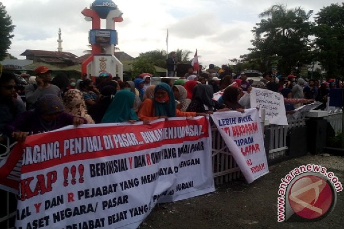 Pedagang Pasar Sentral Poso Gelar Demo