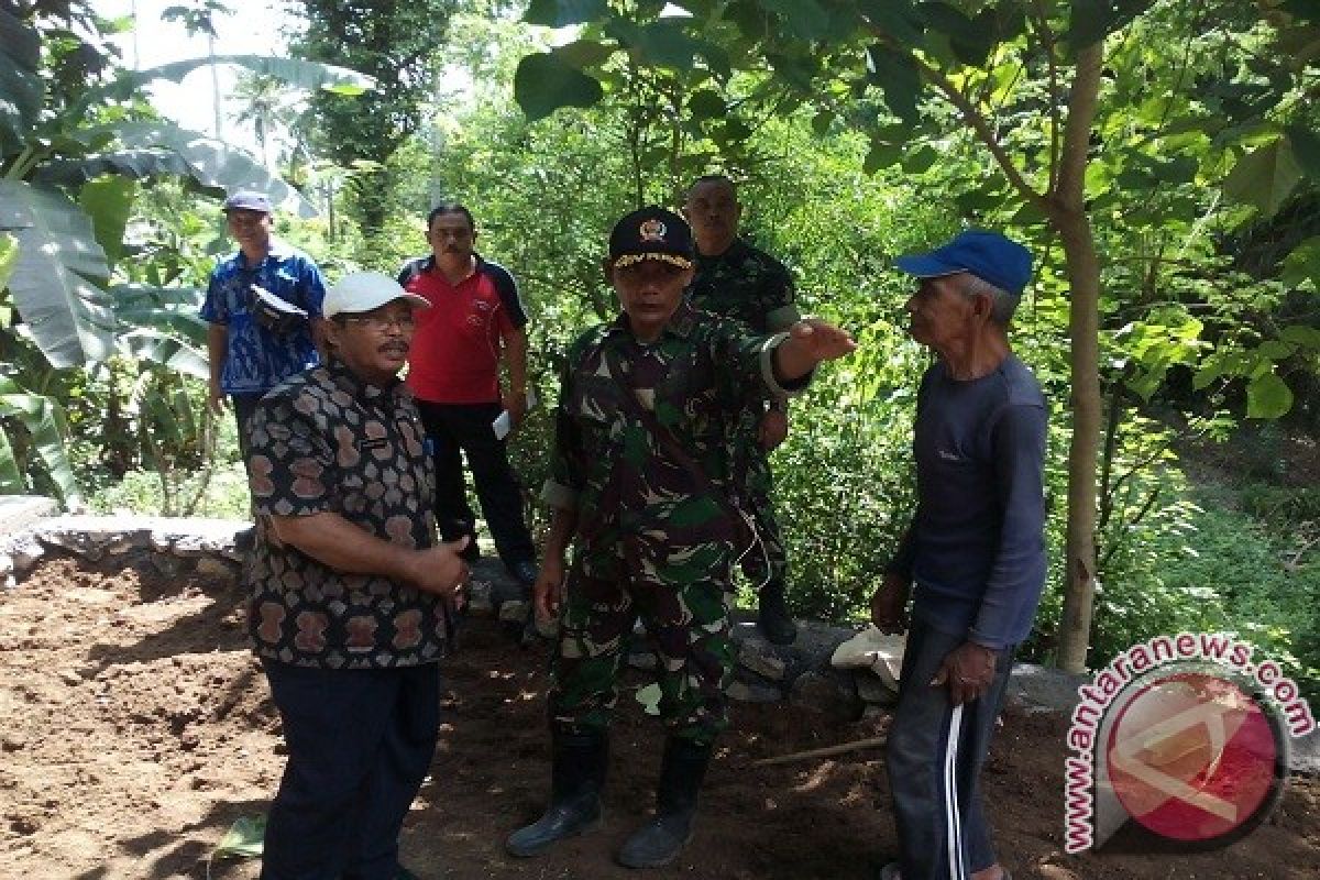TNI Gotong Royong Bangun Jalan Desa di Gerokgak Buleleng