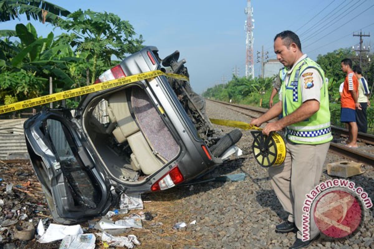 Kereta api tabrak mobil di Padang